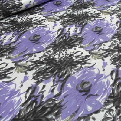 stoff-viskose-jersey-mit-blumen-abstrakt-design-weiss-flieder-lavendel-grau-kleiderstoff
