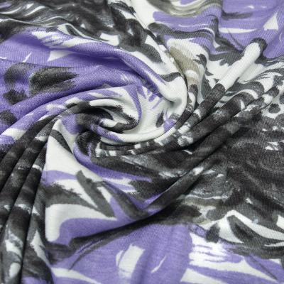 stoff-viskose-jersey-mit-blumen-abstrakt-design-weiss-flieder-lavendel-grau-kleiderstoff