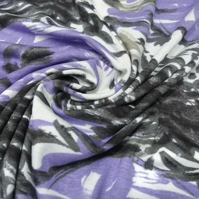 stoff-viskose-jersey-mit-blumen-abstrakt-design-weiss-flieder-lavendel-grau-kleiderstoff