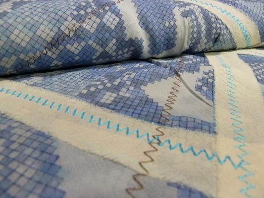 Stoff Blusenstoff Chiffon Abstrakt Patchwork Bestickung blau ecrú Kleiderstoff