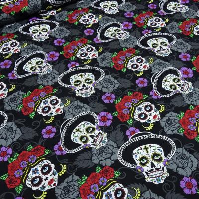 Stoff Baumwolle Popeline mit bunten Totenköpfe Skulls Design schwarz weiß flieder rot grün bunt Kleiderstoff Blusenstoff Dekostoff