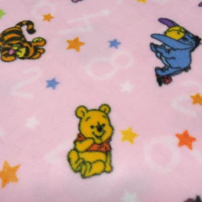 Stoff Microfleece Wellnessfleece Fleece mit Disney Winnie Pooh Design rosa bunt Kinderstoff Kleiderstoff Dekostoff Lizenzstoff