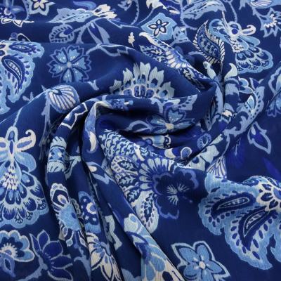 Stoff Yoryu Chiffon Crinkle Blumenmuster Design blau royalblau weiss Blusenstoff Kleiderstoff