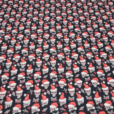 Stoff Baumwolle Popeline mit Xmas Weihnachts Totenköpfe Skulls mit Weihnachtsmützen Design schwarz rot weiß Kleiderstoff Blusenstoff Dekostoff