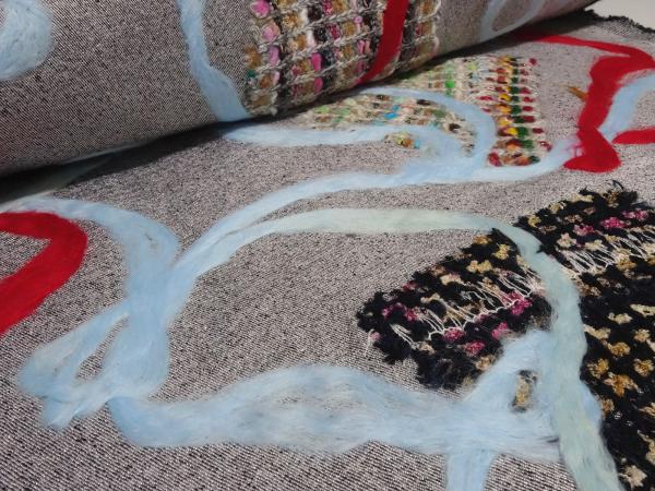 Stoff Mantelstoff Jackenstoff Boucle mit Intarsien Bestickung grau blau rot bunt Kleiderstoff Jackenstoff Mantelstoff