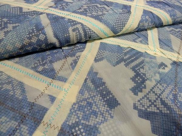 Stoff Blusenstoff Chiffon Abstrakt Patchwork Bestickung blau ecrú Kleiderstoff