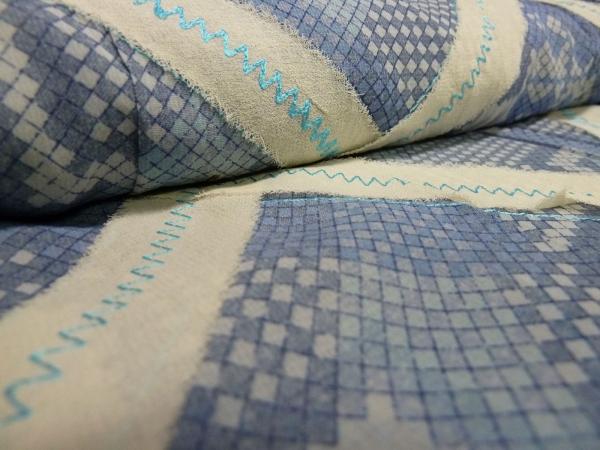 Stoff Blusenstoff Chiffon Abstrakt Patchwork Bestickung blau ecrú Kleiderstoff