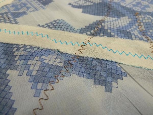 Stoff Blusenstoff Chiffon Abstrakt Patchwork Bestickung blau ecrú Kleiderstoff