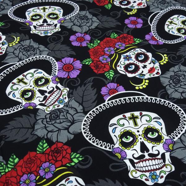 Stoff Baumwolle Popeline mit bunten Totenköpfe Skulls Design schwarz weiß flieder rot grün bunt Kleiderstoff Blusenstoff Dekostoff