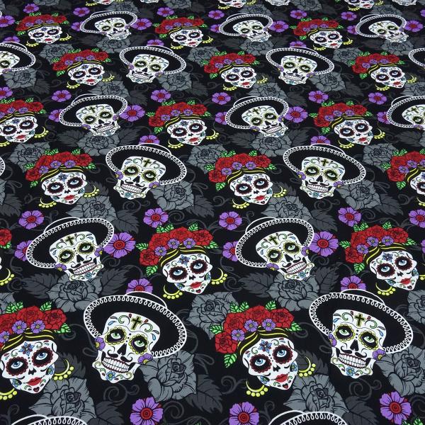 Stoff Baumwolle Popeline mit bunten Totenköpfe Skulls Design schwarz weiß flieder rot grün bunt Kleiderstoff Blusenstoff Dekostoff