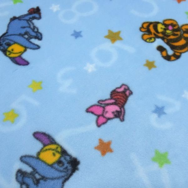 Stoff Microfleece Wellnessfleece Fleece mit Disney Winnie Pooh Design hellblau bunt Kinderstoff Kleiderstoff Lizenzstoff Dekostoff