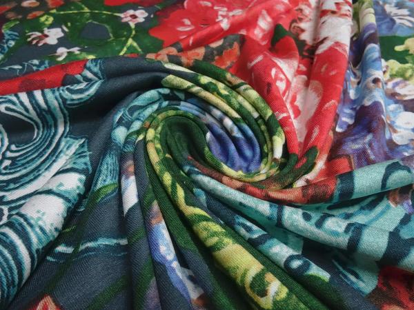 Stoff Viskose Jersey mit Blumen Borden Design dunkelgrün petrol rot bunt Kleiderstoff