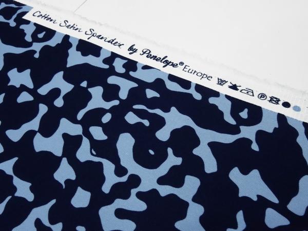 Stoff Baumwolle Stretch Satin mit Abstrakt Design hellblau weiß Kleiderstoff Hosenstoff Kostümstoff