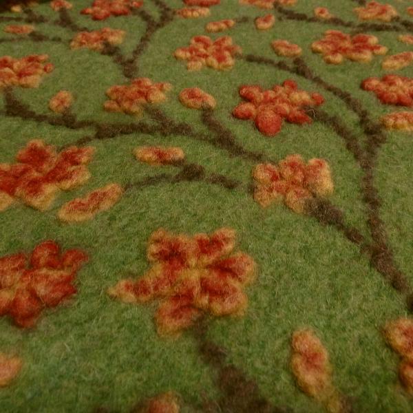 Stoff Ital. Musterwalk Walkloden Kochwolle Relief Blumen Ranken grün gelb rot braun Mantelstoff Kleiderstoff