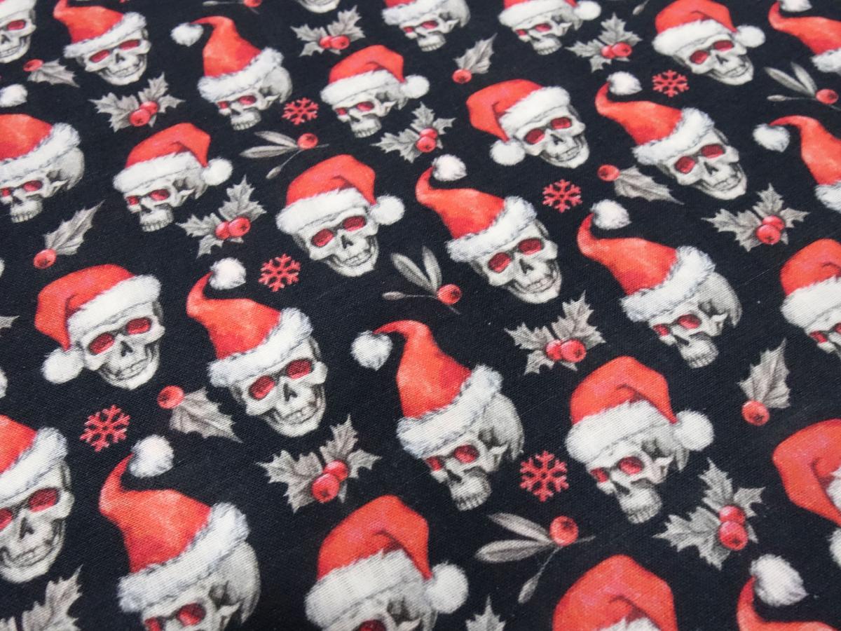 Stoff Baumwolle Popeline mit Xmas Weihnachts Totenköpfe Skulls mit Weihnachtsmützen Design schwarz rot weiß Kleiderstoff Blusenstoff Dekostoff