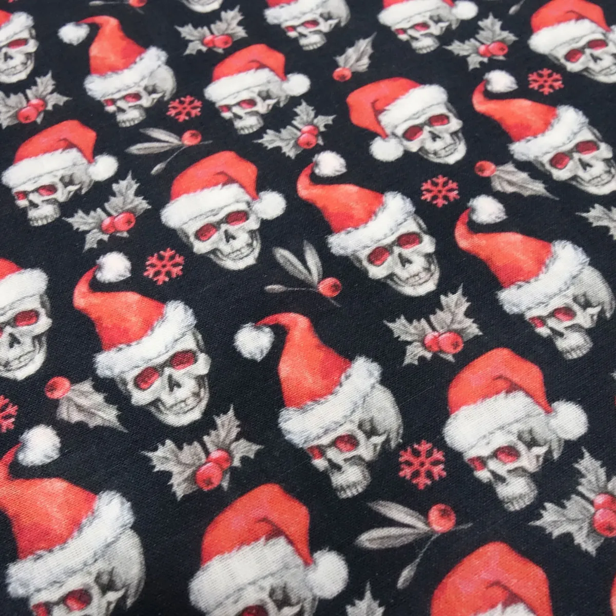 Stoff Baumwolle Popeline mit Xmas Weihnachts Totenköpfe Skulls mit Weihnachtsmützen Design schwarz rot weiß Kleiderstoff Blusenstoff Dekostoff