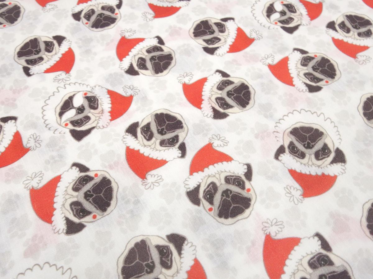 Stoff Baumwolle Popeline mit Xmas Weihnachts Möpse Bulldogge Hunde Design ecrú rot beige schwarz Kleiderstoff Blusenstoff Dekostoff