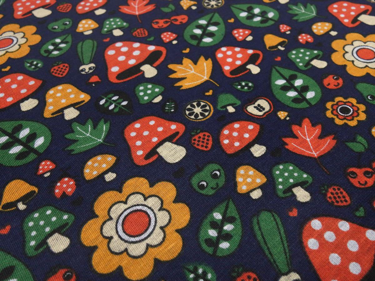 Stoff Sweatshirtstoff mit Alpenfleece Abseite mit Pilze Fliegenpilz Blumen Design blau rot grün orange bunt Kinderstoff Kleiderstoff Hoodiestoff