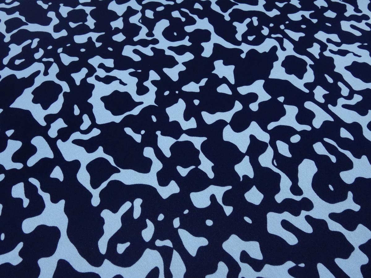 Stoff Baumwolle Stretch Satin mit Abstrakt Design hellblau weiß Kleiderstoff Hosenstoff Kostümstoff