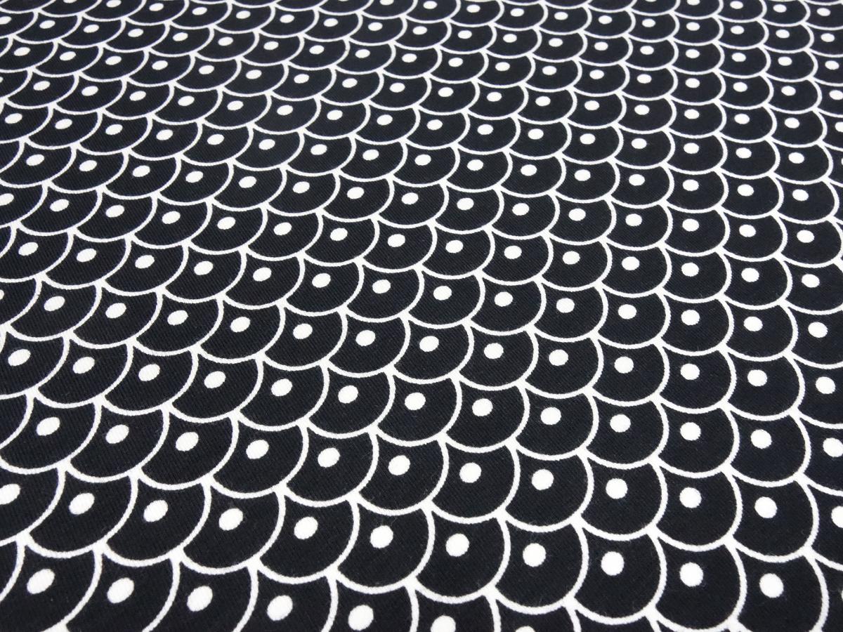 Stoff Baumwolle Jersey mit Schuppen Design schwarz weiss Kinderstoffe Kleiderstoffe
